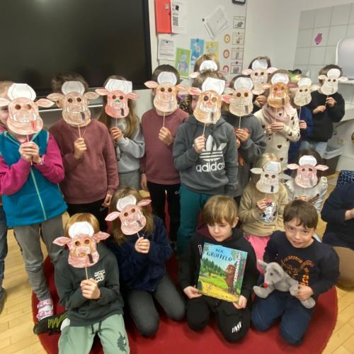 Kinder mit Grüffelo-Masken