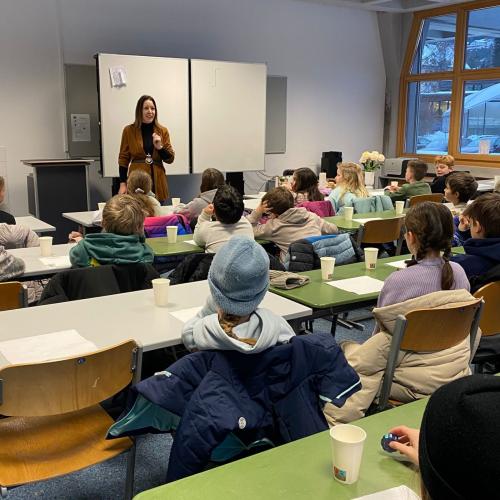 SchülerInnen im Klassenzimmer