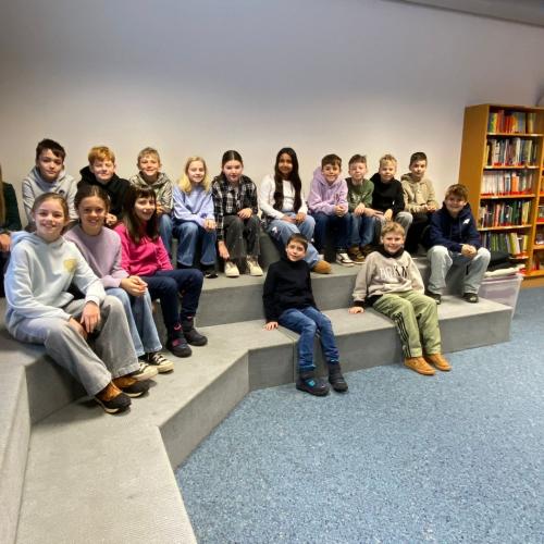 SchülerInnen in der Bücherei