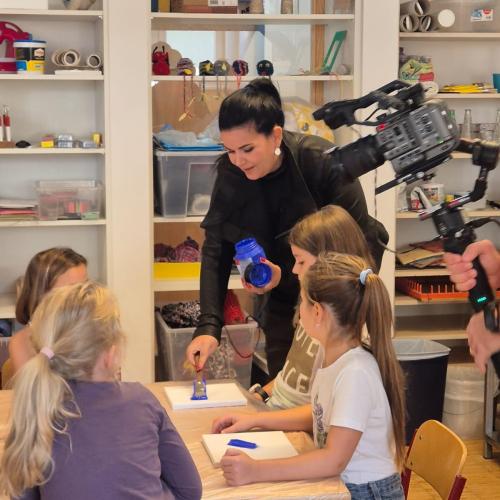 Hannah beim Arbeiten mit den Kindern