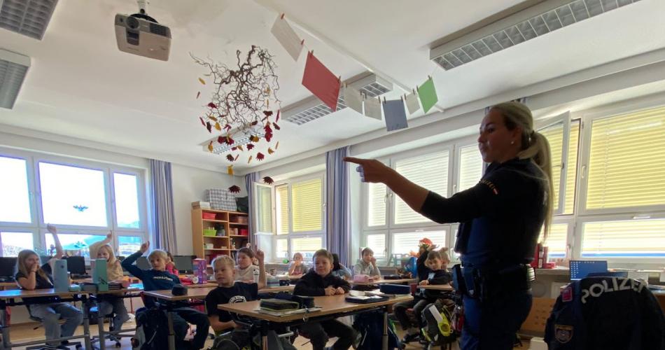 Polizistin in der Klasse